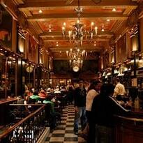 Interior del Cafe La Brasileira