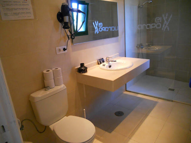 BañoEn los dos apartamentos que estuvimos eran iguales