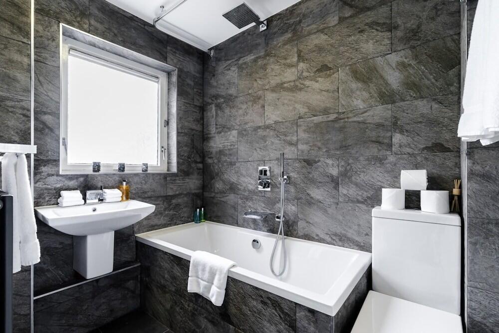 Foto del baño de Lovely 2 Bedroom Apartment With Garden, South Bank Westminster