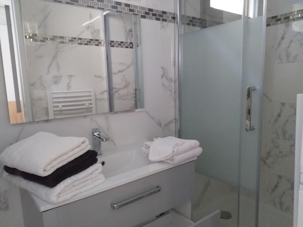 Foto del baño de Bed-and-Breakfast Chambre du Jardin Fleuri