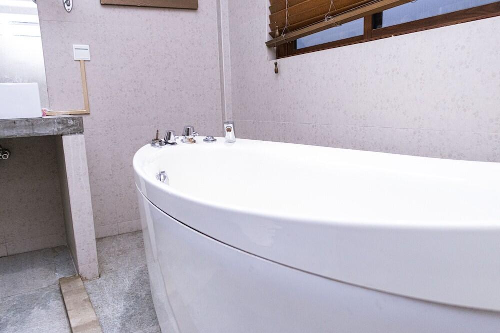 Foto del baño de Hotel Aquzz Inn &amp;amp; Spa