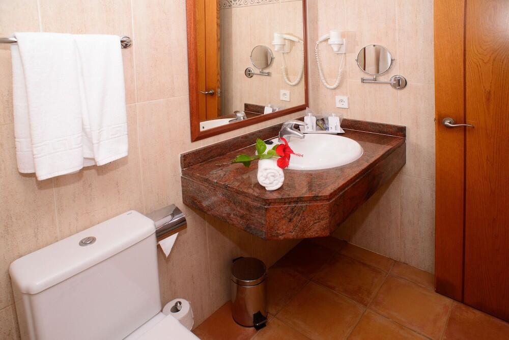 Foto del baño de Hotel Cala Llenya Resort Ibiza