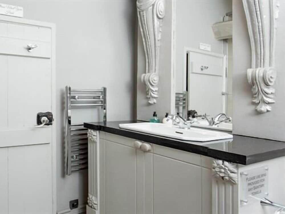 Bathroom – Court House Manor Luxury B&amp;amp;B