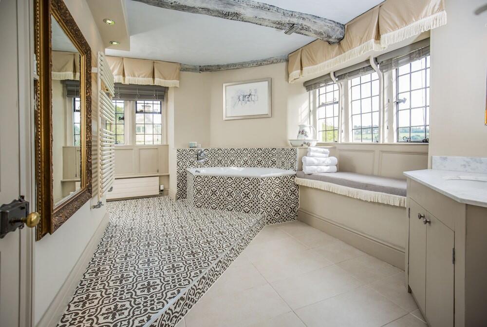 Bathroom – Court House Manor Luxury B&amp;amp;B