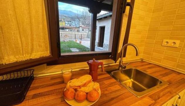 Foto de APARTAMENTOS RURALES DOÑA JIMENA DEL AMBROZ 4 Estrellas complejo único en el centro del pueblo, piscina ya abierta, parking privado