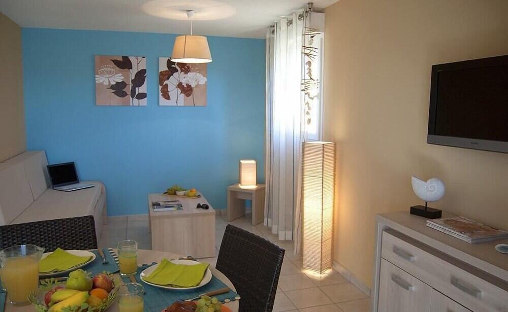 Foto de una habitación de Lagrange Grand Bleu Vacances – Résidence Le Mas de Torreilles