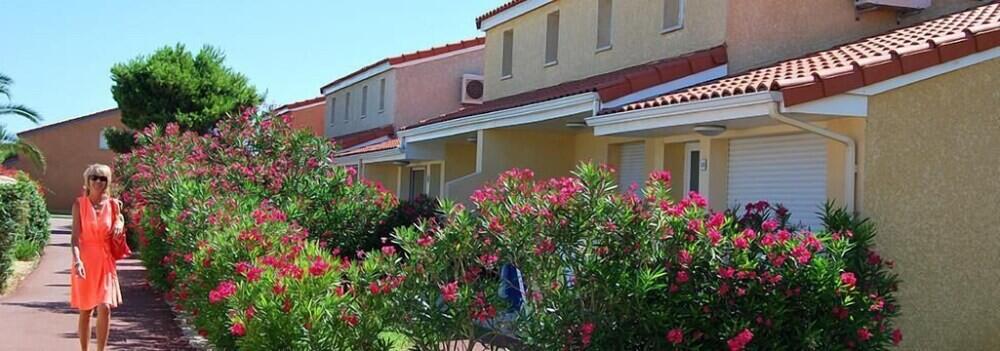 Foto del exterior de Lagrange Grand Bleu Vacances – Résidence Le Mas de Torreilles