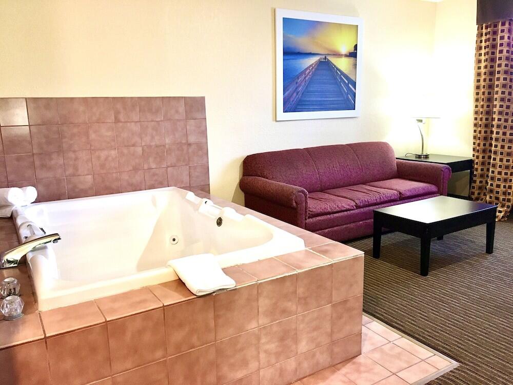 Room – Hotel Days Inn &amp;amp; Suites by Wyndham Traverse City