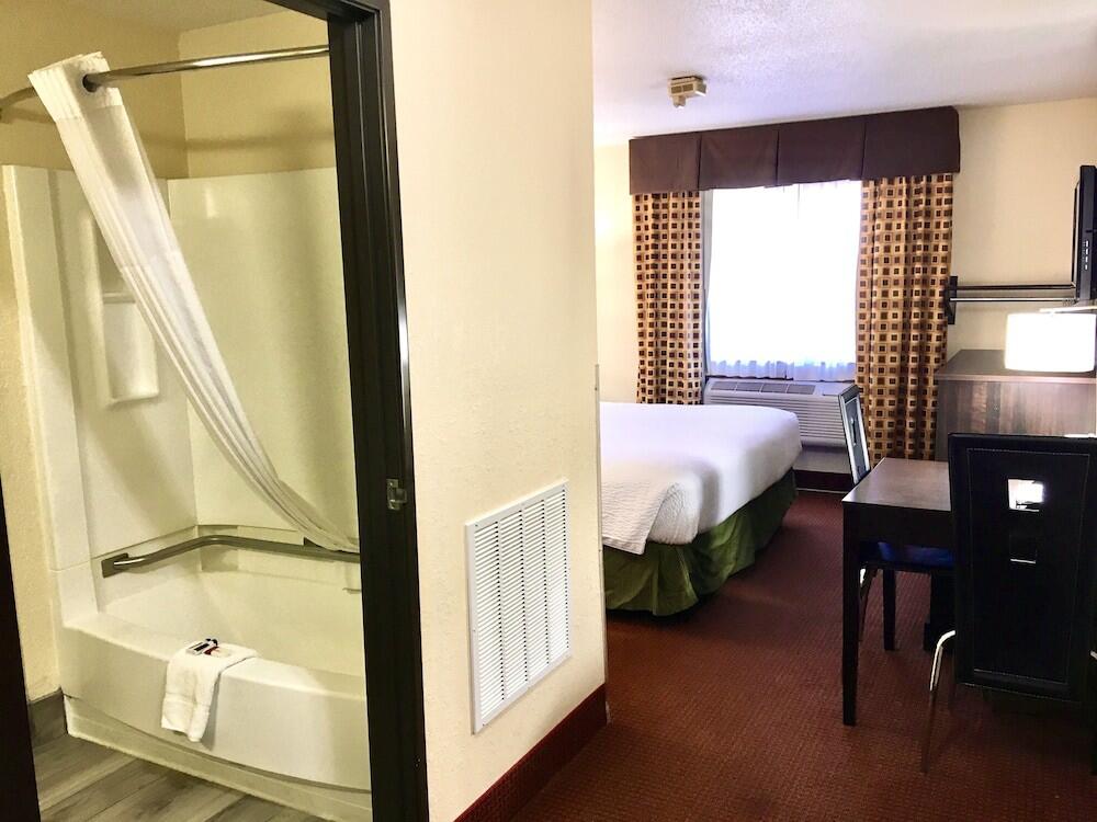 Room – Hotel Days Inn &amp;amp; Suites by Wyndham Traverse City