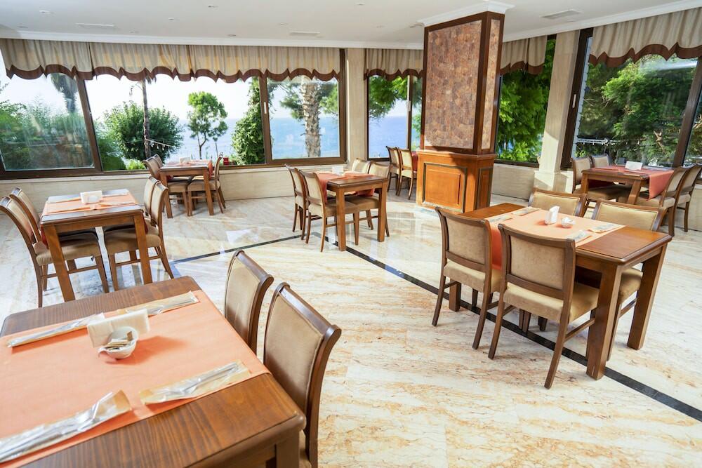 Foto de restauración de Nazar Beach Hotel