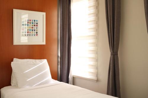 Foto de una habitación de Midtown West Hotel