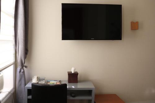 Foto de una habitación de Midtown West Hotel