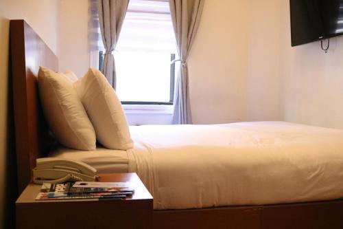 Foto de una habitación de Midtown West Hotel