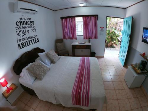 Foto de una habitación de Hotel Perico Azul &amp;amp; Surf Camp