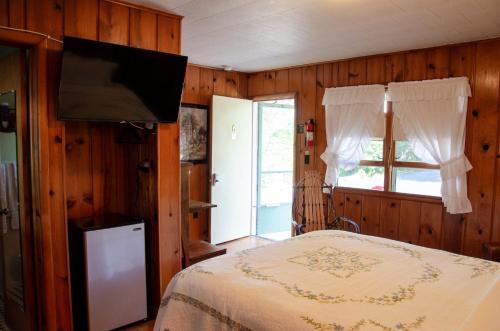 Room – Ludington Blue Spruce Inn
