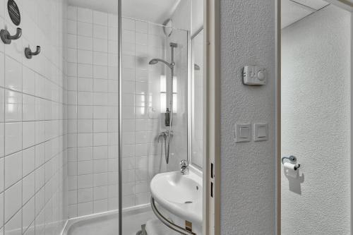 Foto del baño de B&amp;amp;B HOTEL Montluçon Saint-Victor