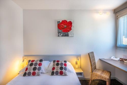 Foto de una habitación de Hotel Les Orchidées Logis