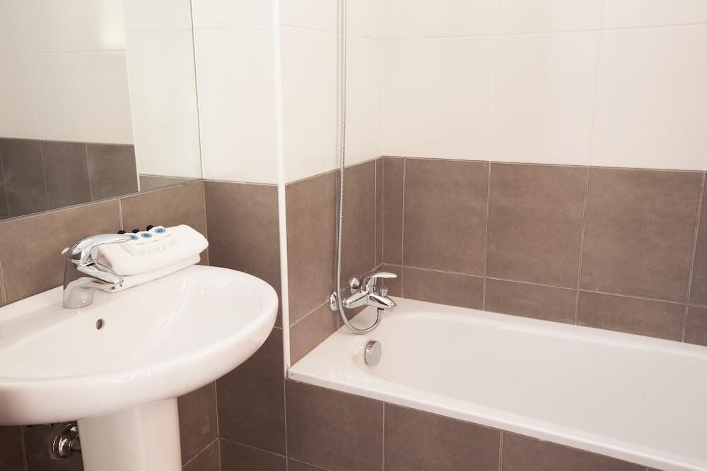 Foto del baño de Font del Ferro Apartments