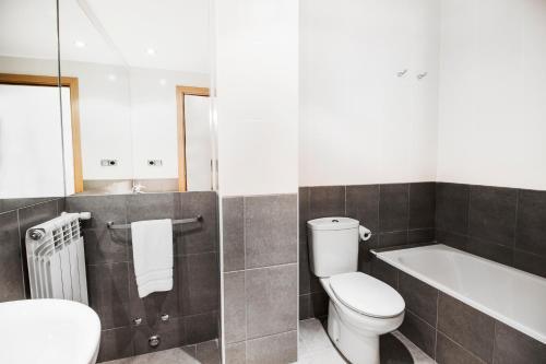Foto del baño de Font del Ferro Apartments