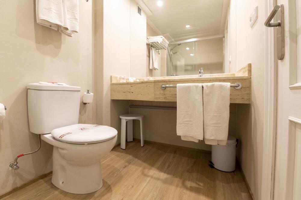 Foto del baño de Apartamentos turísticos Jardines del Plaza