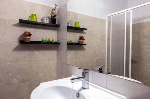 Foto del baño de Apartamentos Jo Marinis Rooms