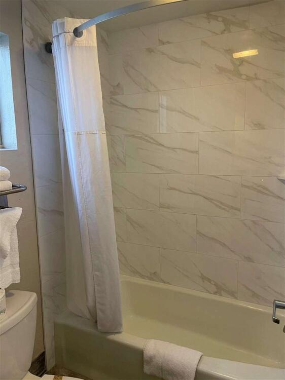 Foto del baño de SureStay Hotel by Best Western San Rafael