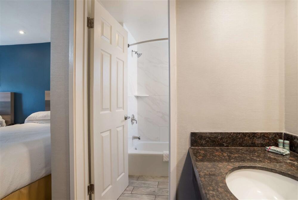 Foto del baño de SureStay Hotel by Best Western San Rafael