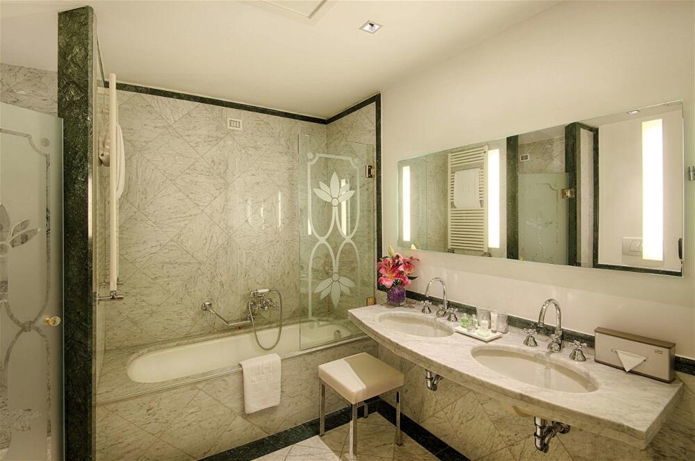 Foto del baño de Hotel NH Firenze