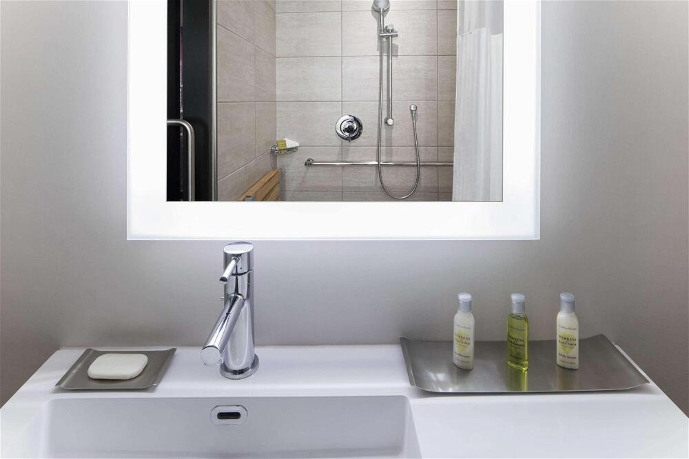 Foto del baño de Hotel Doubletree By Hilton New York Times Square West