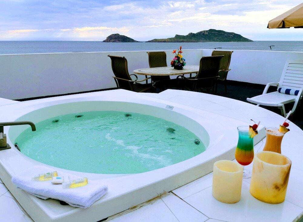 Foto de una habitación de Coral Island Beach View Hotel