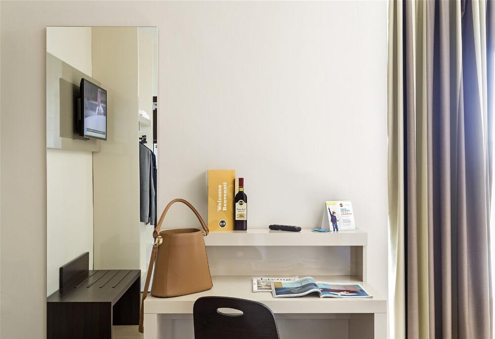 Foto de una habitación de B&amp;amp;B Hotel Napoli