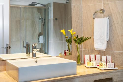 Foto del baño de Salles Hotel Marina Portals