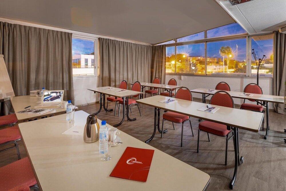 Foto de los servicios de The Originals City, Hôtel Galaxie, Nice Aéroport