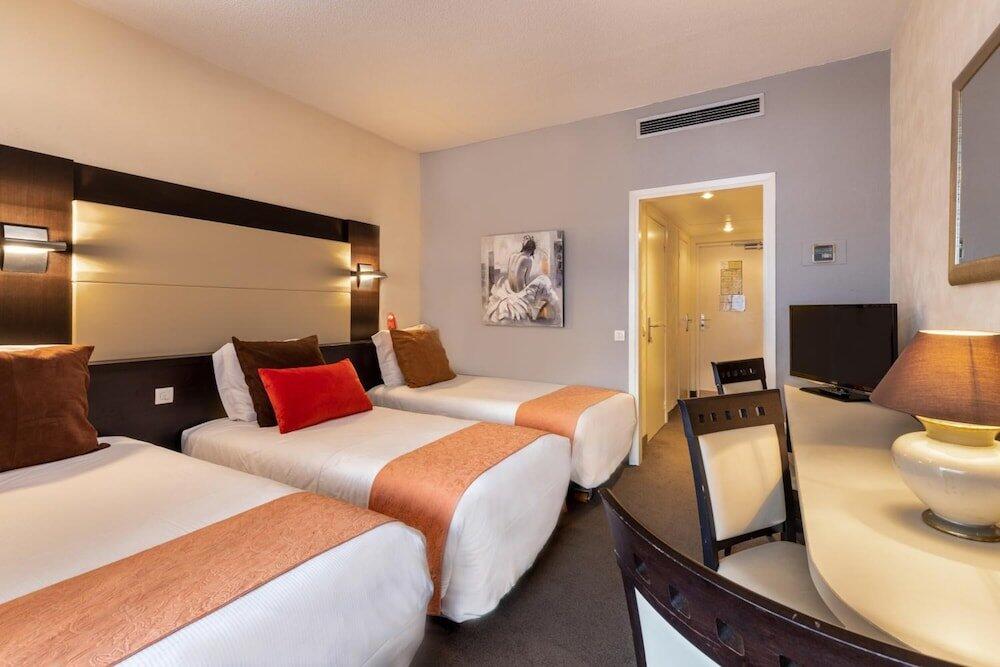 Foto de una habitación de The Originals City, Hôtel Galaxie, Nice Aéroport
