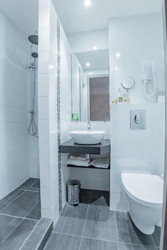 Foto del baño de Logis Hôtel la Grassinais Saint-Malo