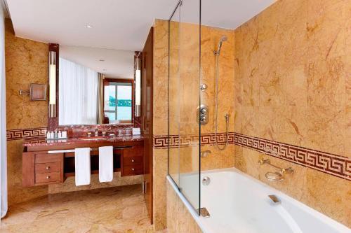 Foto del baño de Hotel President Wilson, a Luxury Collection Hotel, Geneva