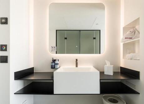 Foto del baño de Hotel YOTEL Porto