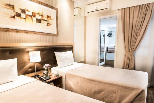 Foto de una habitación de Summit Hotel Monaco