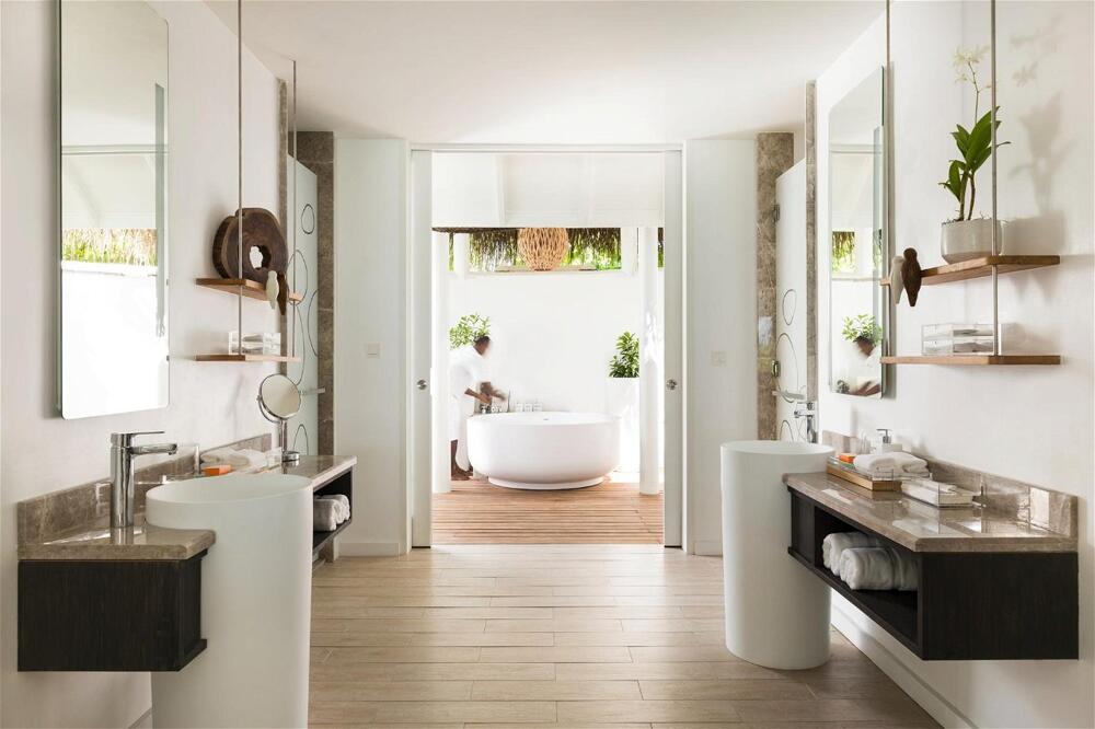 Foto del baño de LUX* South Ari Atoll Resort &amp;amp; Villas