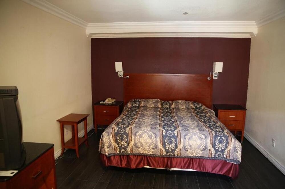 Foto de una habitación de Motel Chateau Inn &amp;amp; Suites