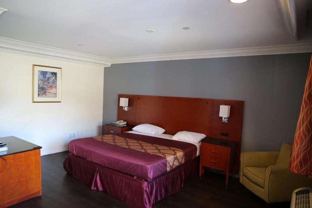 Foto de una habitación de Motel Chateau Inn &amp;amp; Suites