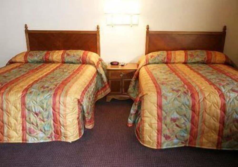 Foto de una habitación de Motel Chateau Inn &amp;amp; Suites