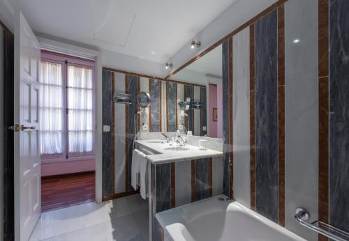 Foto del baño de Hotel Las Casas de la Judería