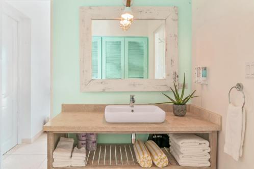 Bathroom – Boardwalk Boutique Hotel Aruba - Adults Only