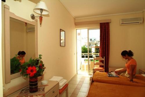 Foto de una habitación de Theonia Hotel