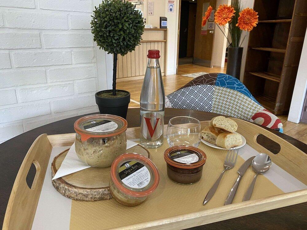 Foto de restauración de Kyriad Bourges Sud