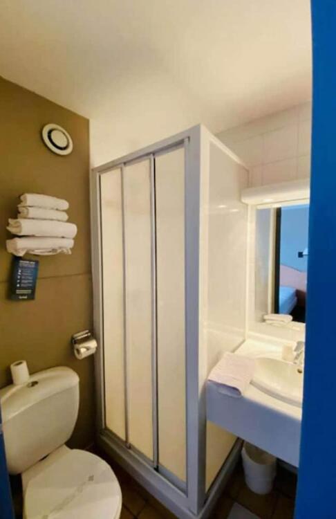 Foto del baño de Kyriad Bourges Sud