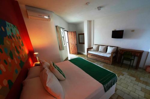 Foto de una habitación de Emperador Vallarta Beachfront Hotel and Suites