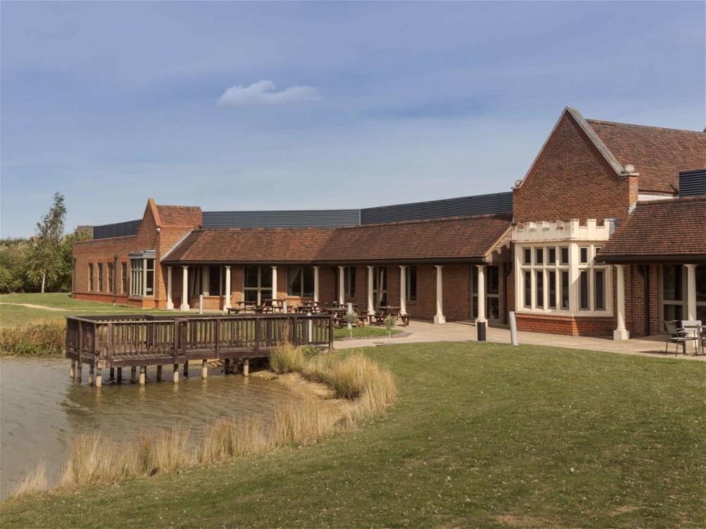 Foto del exterior de Cambridge Belfry Hotel &amp;amp; Spa