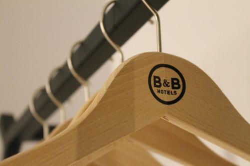 Foto de una habitación de B&amp;amp;B Hôtel Perpignan Centre
